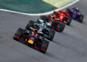 SAO PAULO, BRAZIL - NOVEMBER 17: Max Verstappen of the Netherlands driving the (33) Aston Martin Red Bull Racing RB15 leads Lewis Hamilton of Great Britain driving the (44) Mercedes AMG Petronas F1 Team Mercedes W10 during the F1 Grand Prix of Brazil at Autodromo Jose Carlos Pace on November 17, 2019 in Sao Paulo, Brazil. (Photo by Dan Istitene/Getty Images) // Getty Images / Red Bull Content Pool  // AP-227EDUHG51W11 // Usage for editorial use only //