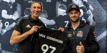 Shane van Gisbergen and Ian Jones holding All Blacks jersey