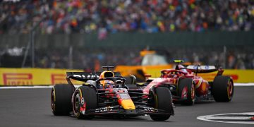 NORTHAMPTON, ENGLAND - JULY 07: Max Verstappen of the Netherlands driving the (1) Oracle Red Bull Racing RB20 leads Carlos Sainz of Spain driving (55) the Ferrari SF-24 on track  during the F1 Grand Prix of Great Britain at Silverstone Circuit on July 07, 2024 in Northampton, England. (Photo by Rudy Carezzevoli/Getty Images) // Getty Images / Red Bull Content Pool // SI202407070662 // Usage for editorial use only //