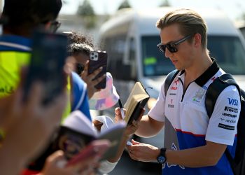 ABU DHABI, UNITED ARAB EMIRATES - DECEMBER 08: Liam Lawson of New Zealand and Visa Cash App RB greets fans as he arrives in the Paddock prior to the F1 Grand Prix of Abu Dhabi at Yas Marina Circuit on December 08, 2024 in Abu Dhabi, United Arab Emirates. (Photo by Rudy Carezzevoli/Getty Images) // Getty Images / Red Bull Content Pool // SI202412080065 // Usage for editorial use only //