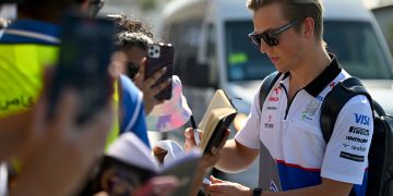 ABU DHABI, UNITED ARAB EMIRATES - DECEMBER 08: Liam Lawson of New Zealand and Visa Cash App RB greets fans as he arrives in the Paddock prior to the F1 Grand Prix of Abu Dhabi at Yas Marina Circuit on December 08, 2024 in Abu Dhabi, United Arab Emirates. (Photo by Rudy Carezzevoli/Getty Images) // Getty Images / Red Bull Content Pool // SI202412080065 // Usage for editorial use only //